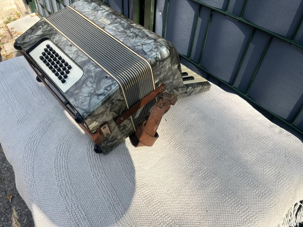 Accordeon Weltmeister VEB Klingenthaler met koffer