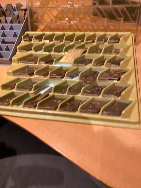 In goede staat Gravograph met 2 messing letterbakken  blok letters en schui