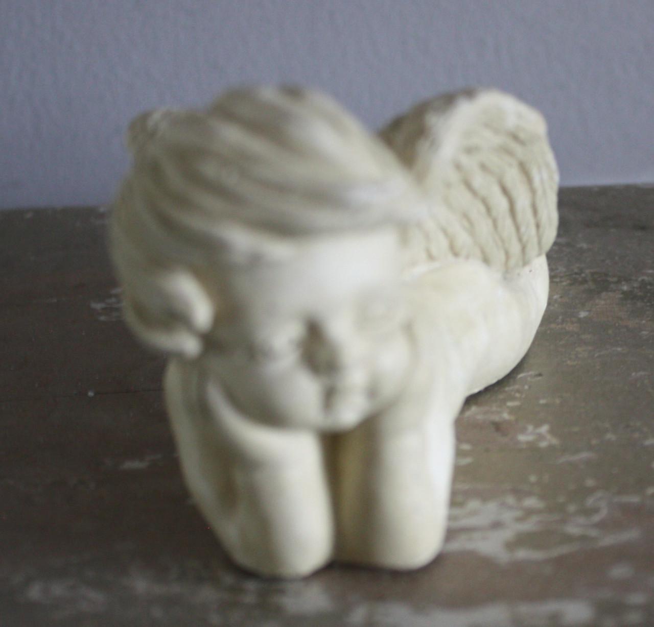Set van 2 creme stenen beeldjes liggend engel