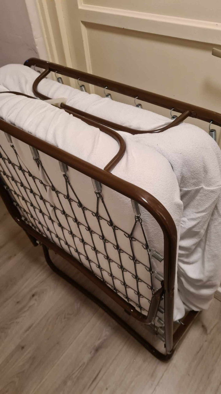 Logeer bed inklapbaar in goed staat-185X80-met matras-zonder wieletjes