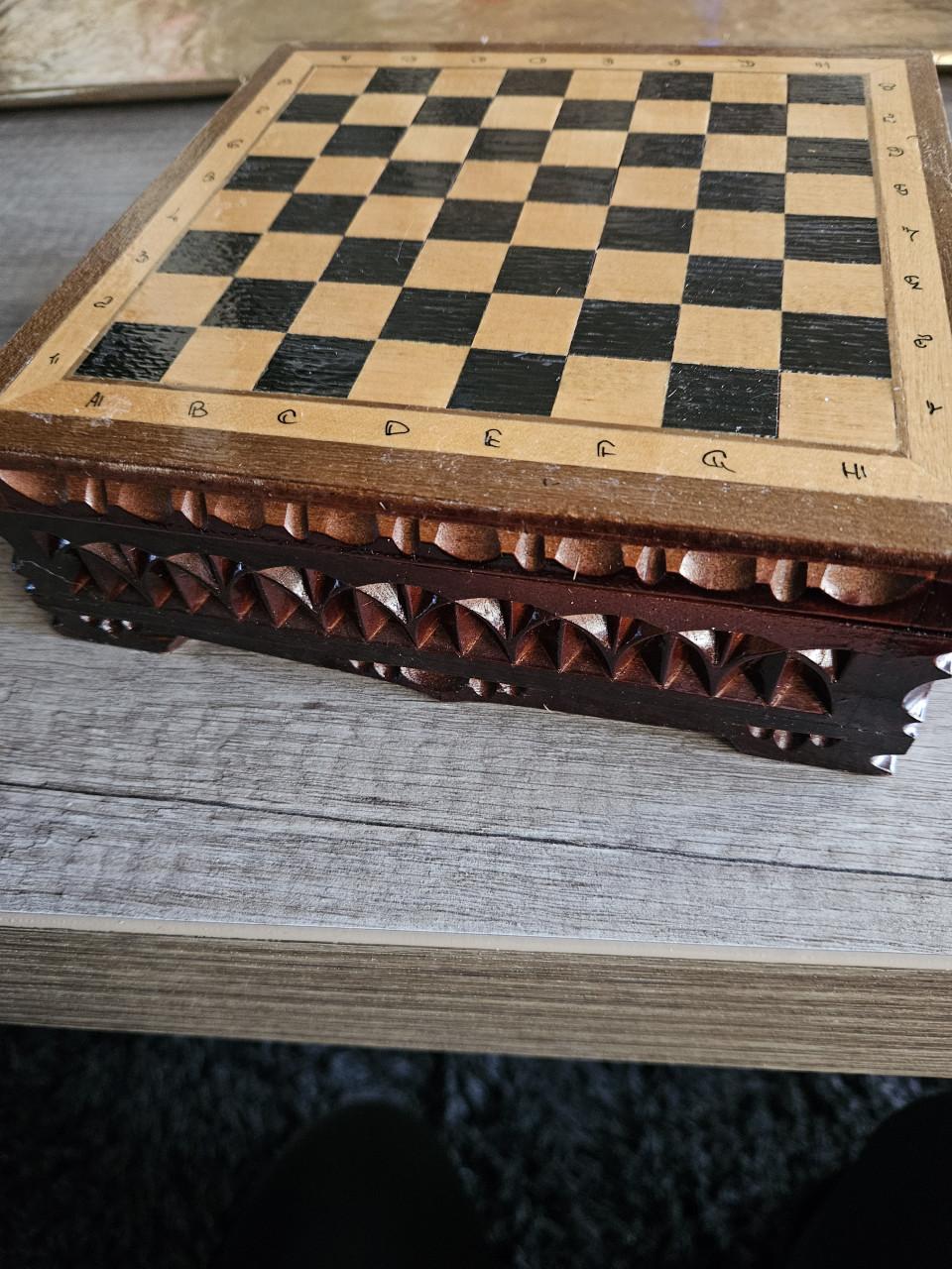 Prachtig handgemaakt houten schaakspel, mooi houtsnijwerk