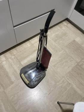 Boenmachine voor parket en tegelvloer