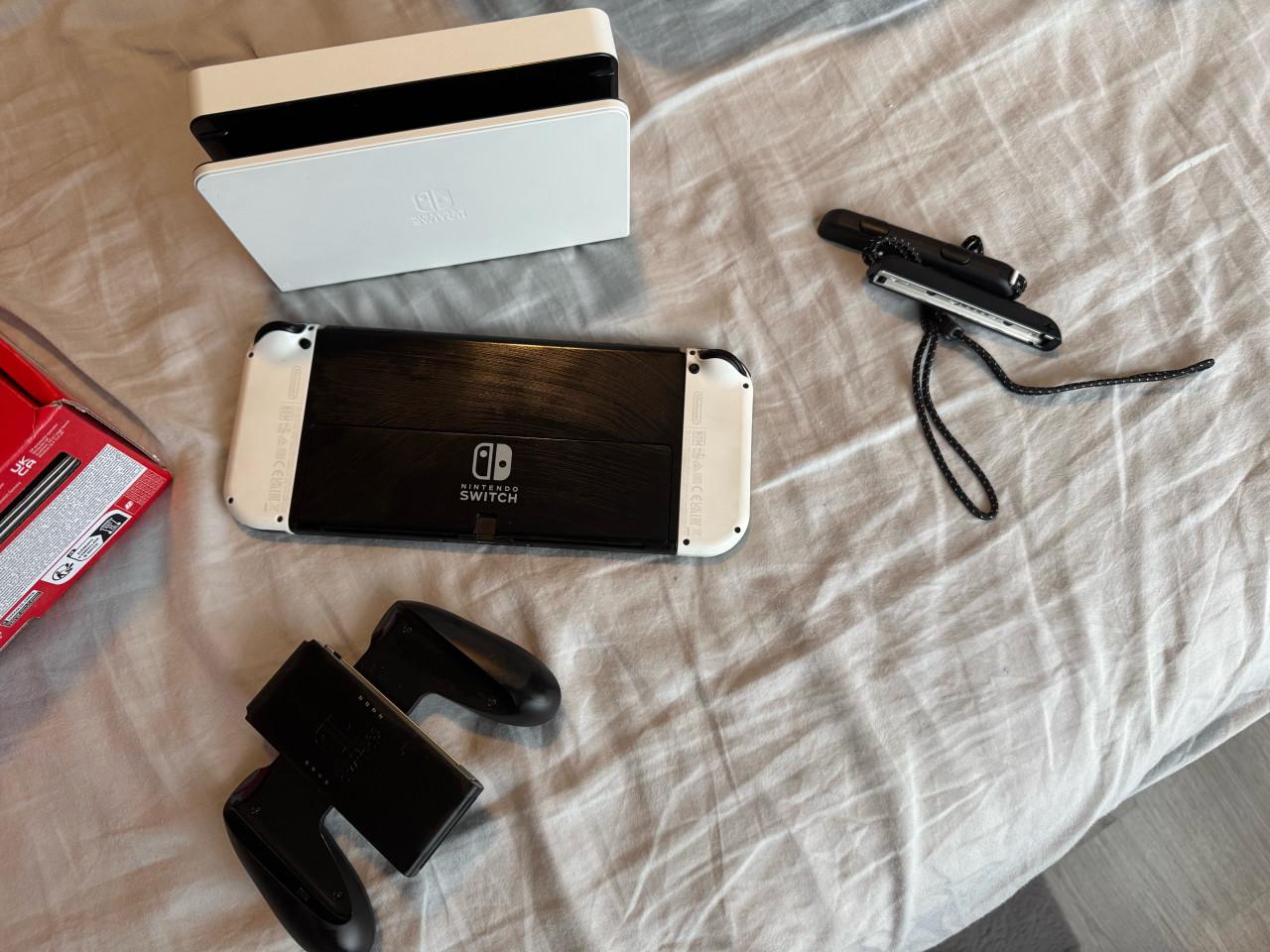 Nintendo Switch OLED + 6 Games - Nieuwstaat!