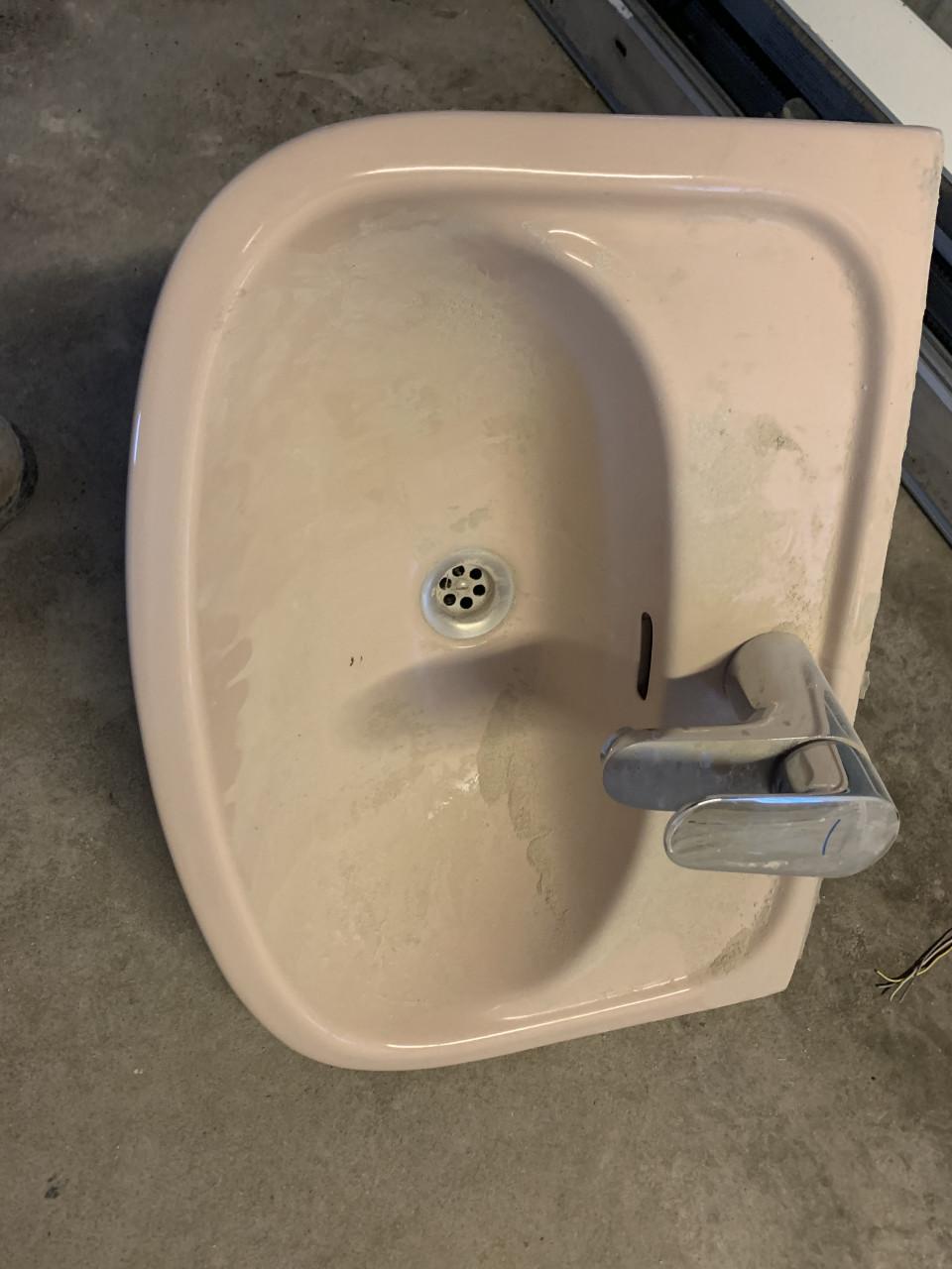 Wastafel met grohe koudwater kraan