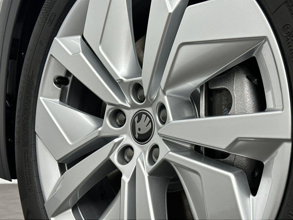 Skoda Elroq business edition tour elektromotor 210 kw / 286 pk