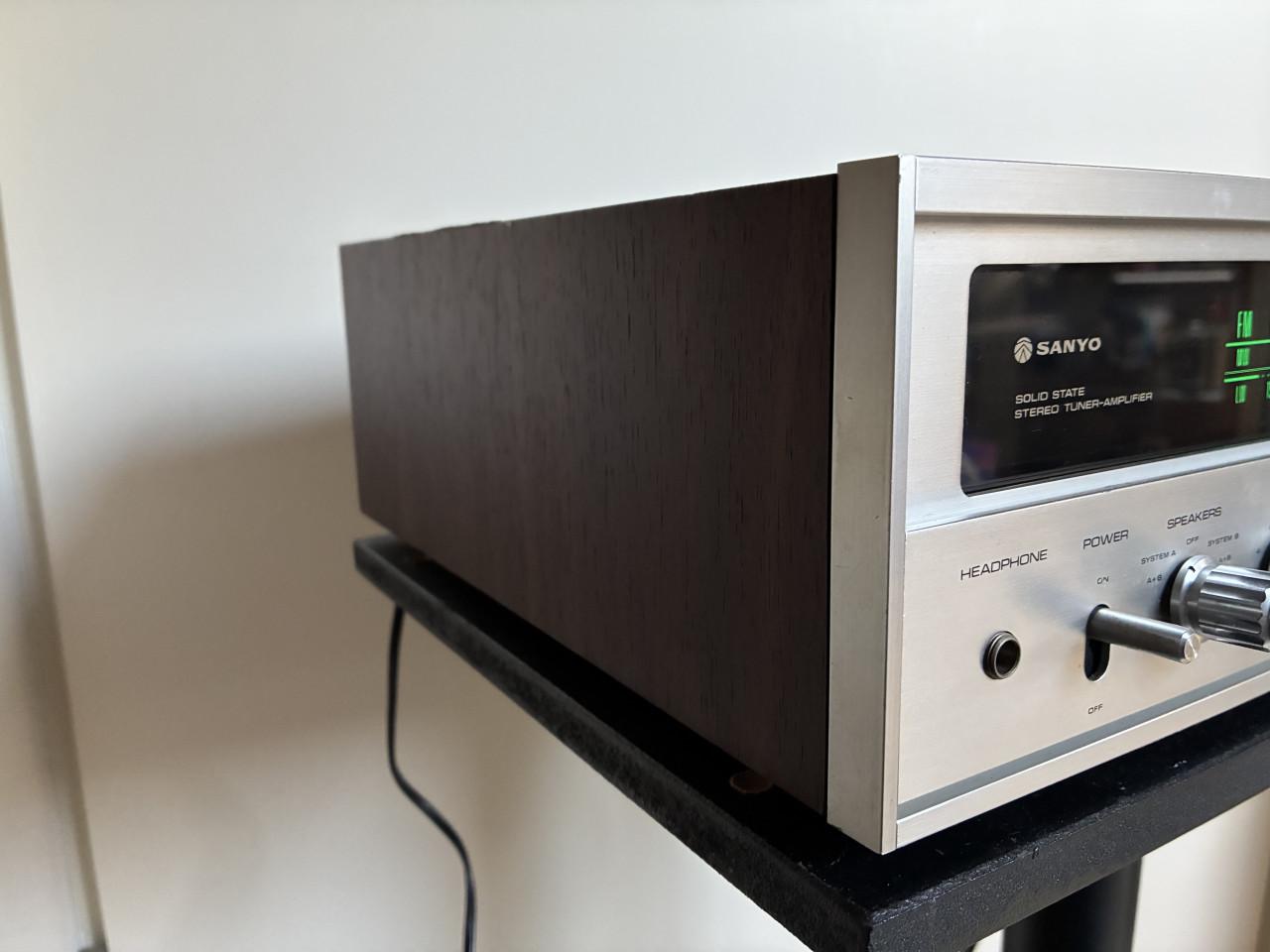 Sanyo DCX-2500L versterker.