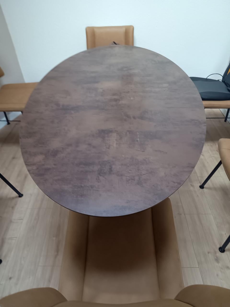 Ovale tafel roestkleurig