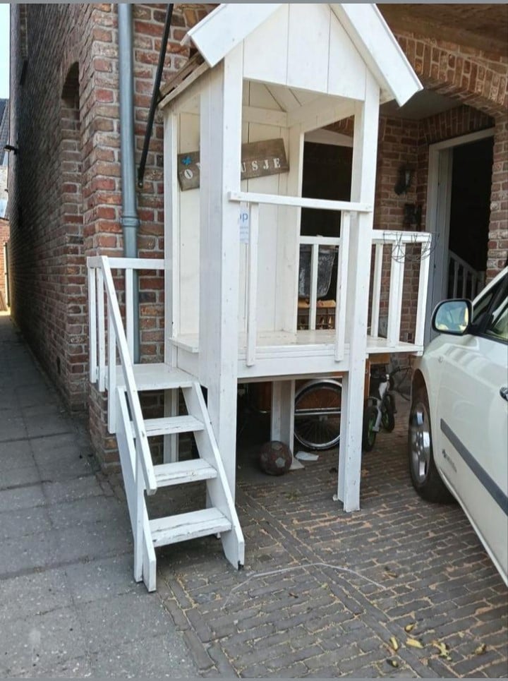 Speelhuisje met glijbaan