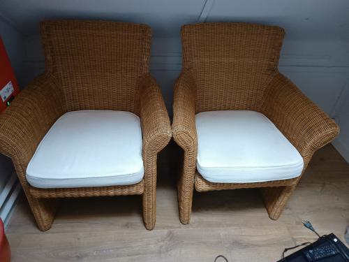 Twee leuke rieten stoeltjes