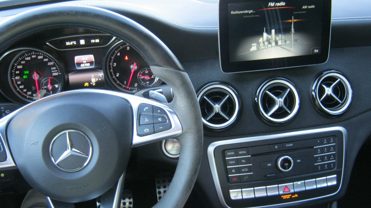 TE KOOP MERCEDES GLA 250  4MATIC MET WEINIG KM 27500 EURO
