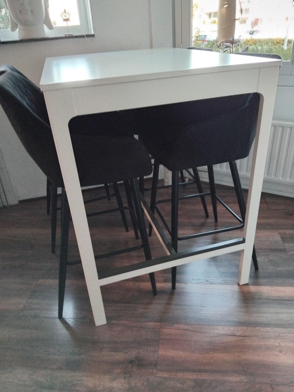 Bartafel met 4 barstoelen