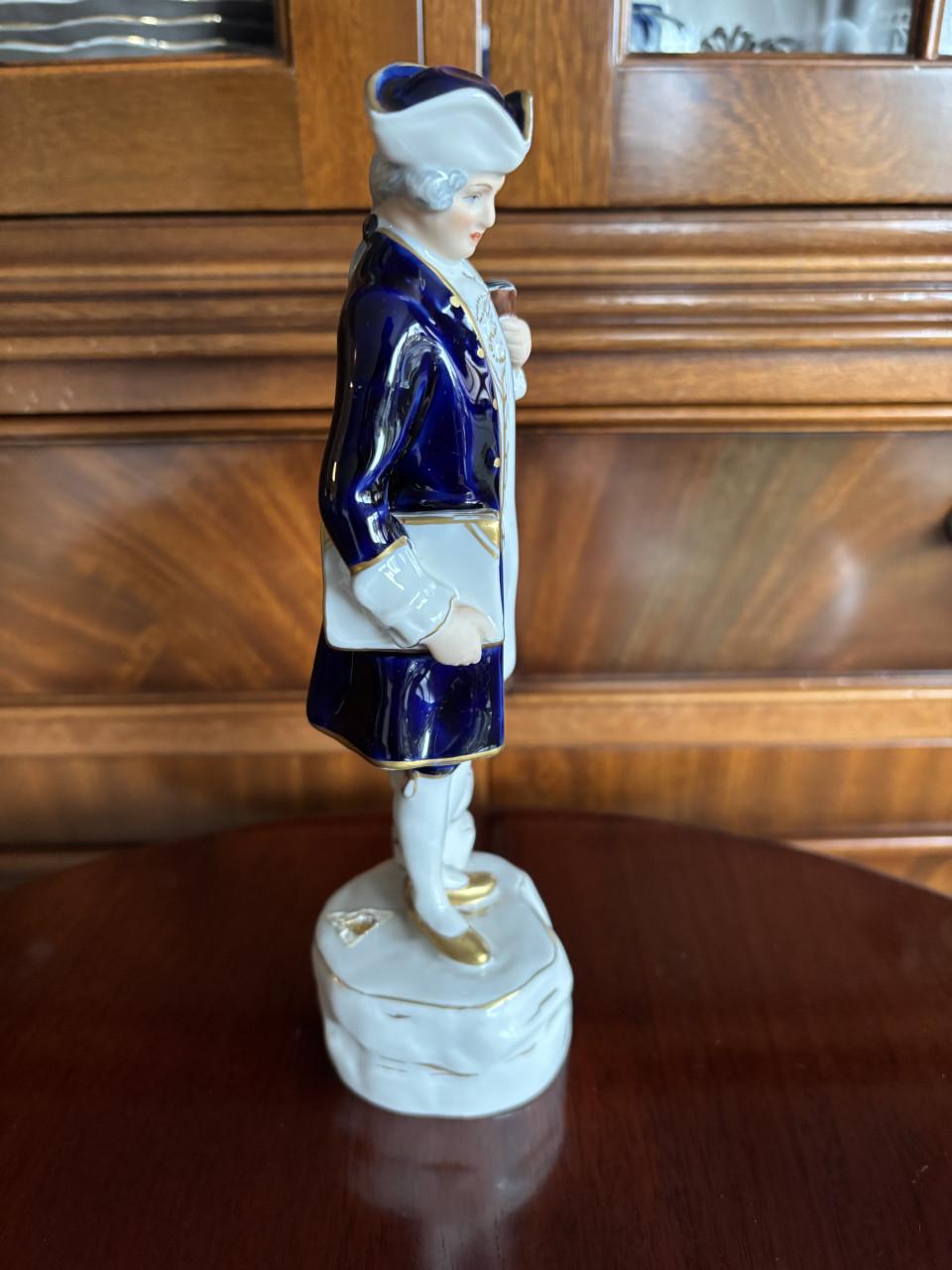 EEN ROYAL-DUC ROCOCO BEELDJE ,” DE VIOLIST”.