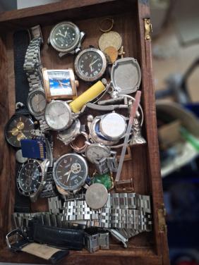 Bakje horloges en twee muntjes