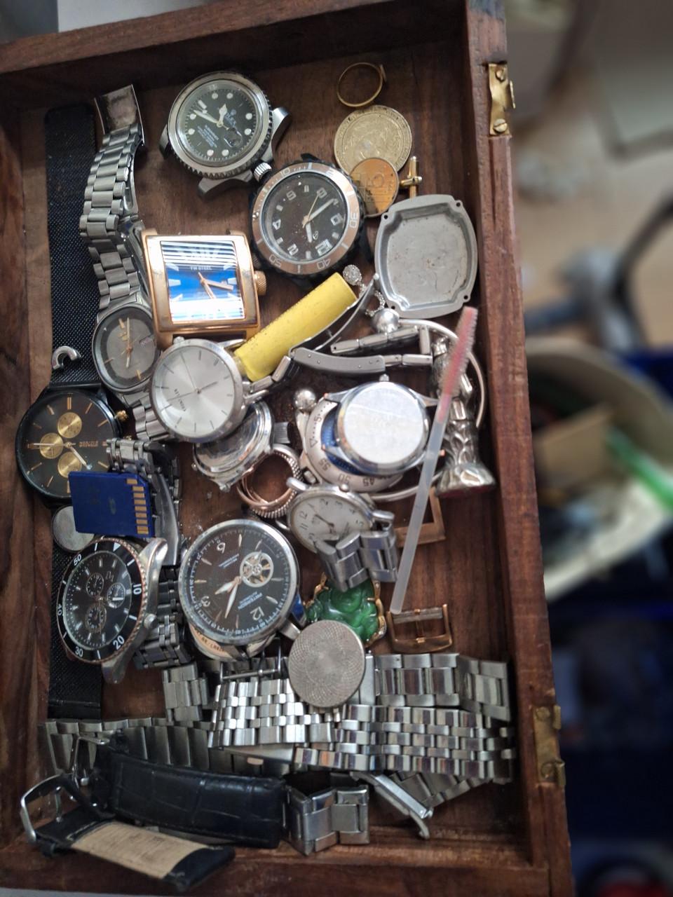 Bakje horloges en twee muntjes