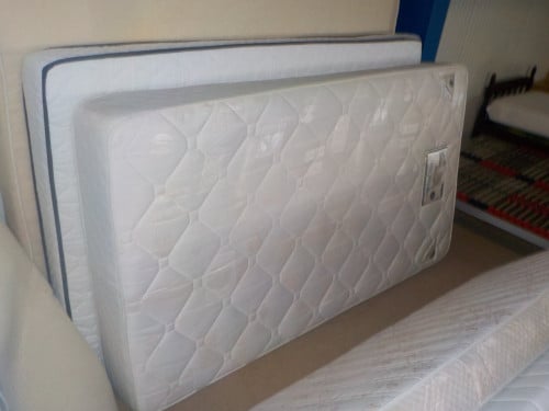 In zeer goede staat mooie kwaliteit matras 110 x 200 cm dik 24 cm