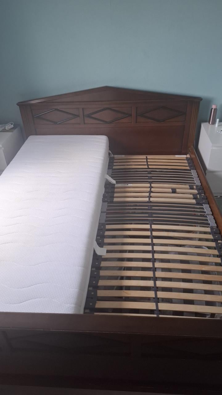 Tweepersoons bed met lattenbodems 160x200