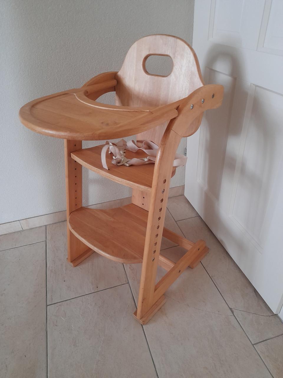 Houten kinderstoel ( in goede nette staat )