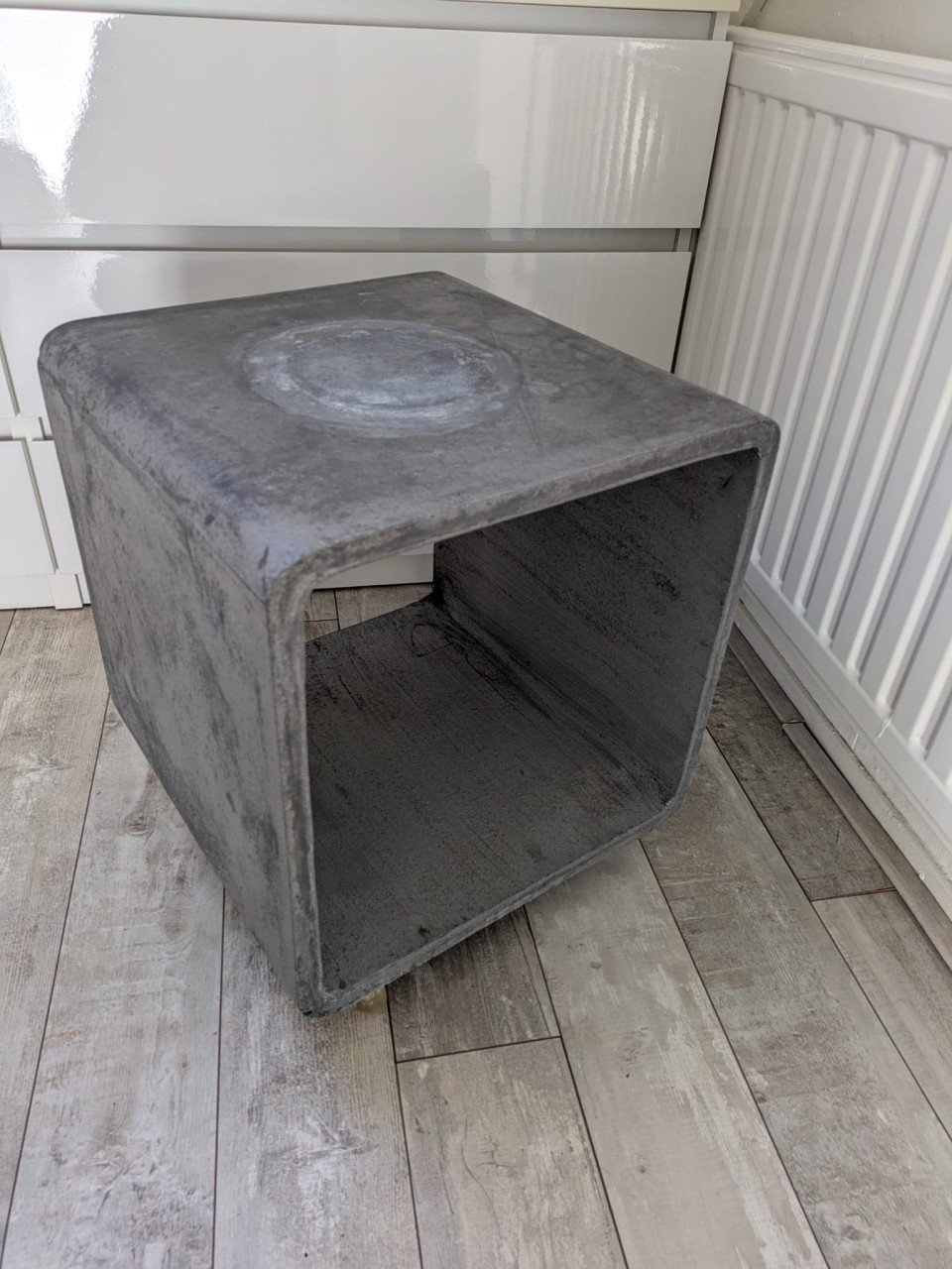 Bijzettafel van beton met wieltjes GRATIS