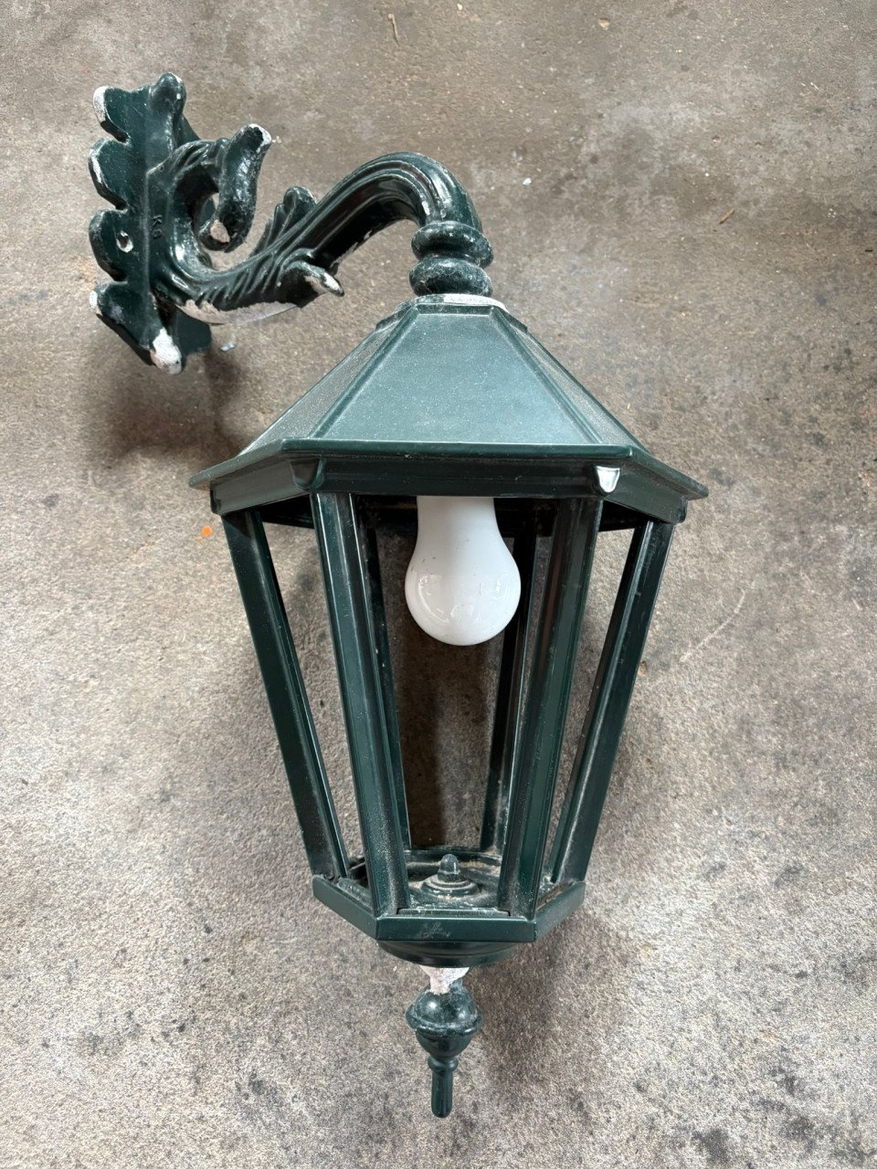 Buitenlamp en uithangbord