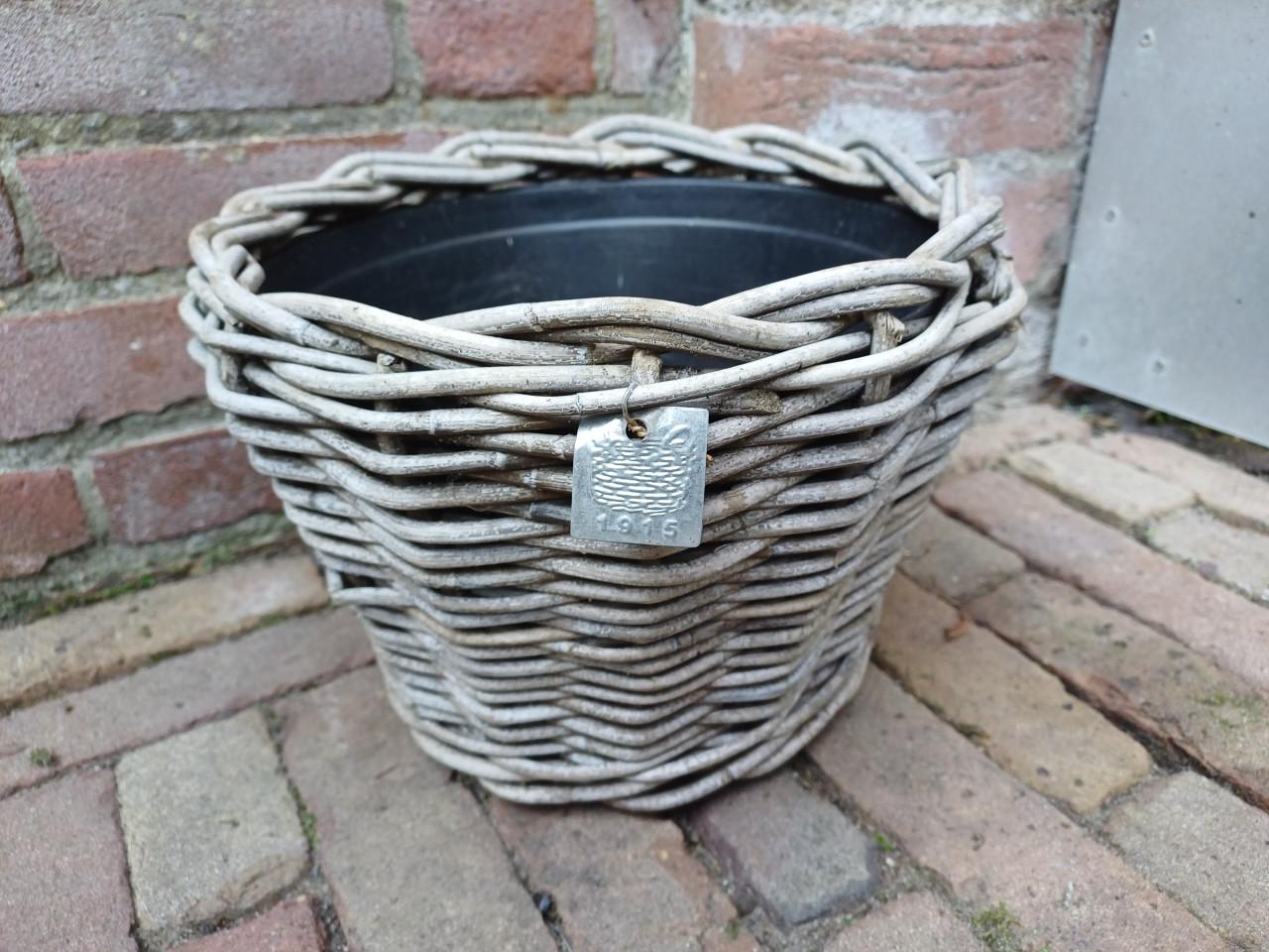 Zorgt voor een warm WELKOM bij voordeur: rotan MAND + VIOLEN