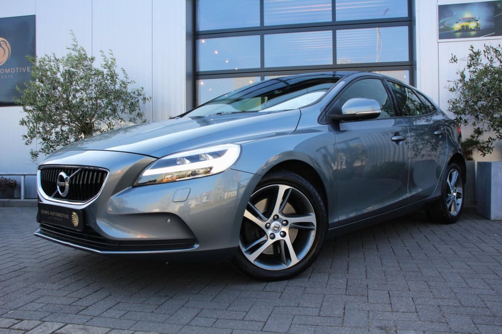 Volvo V40 1.5 t2 momentum automaat - pdc rondom + camera - full led - navi 