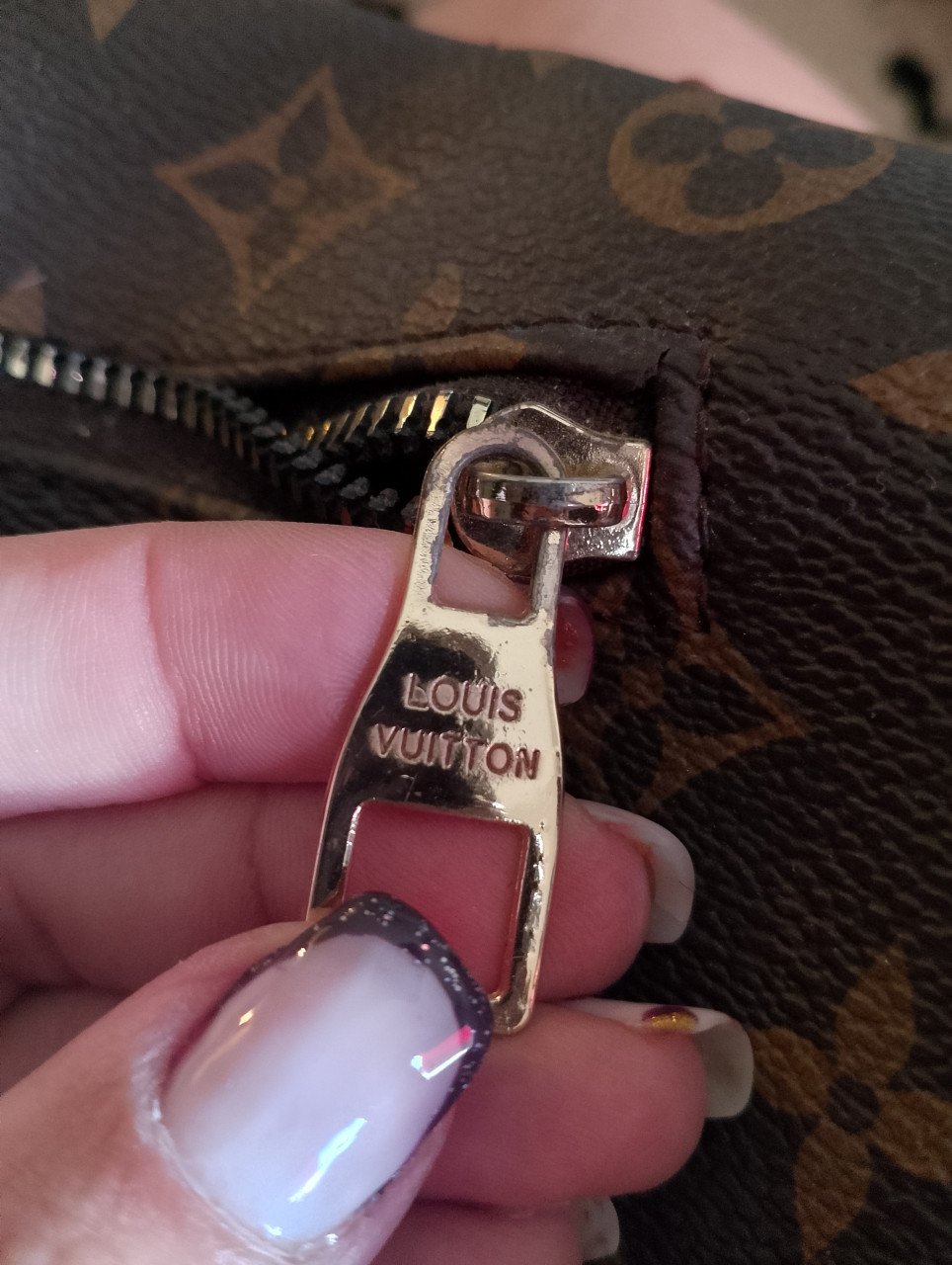 Tas Louis Vuitton.