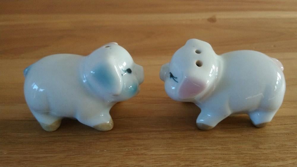 Vintage peper en zout stel varkentjes