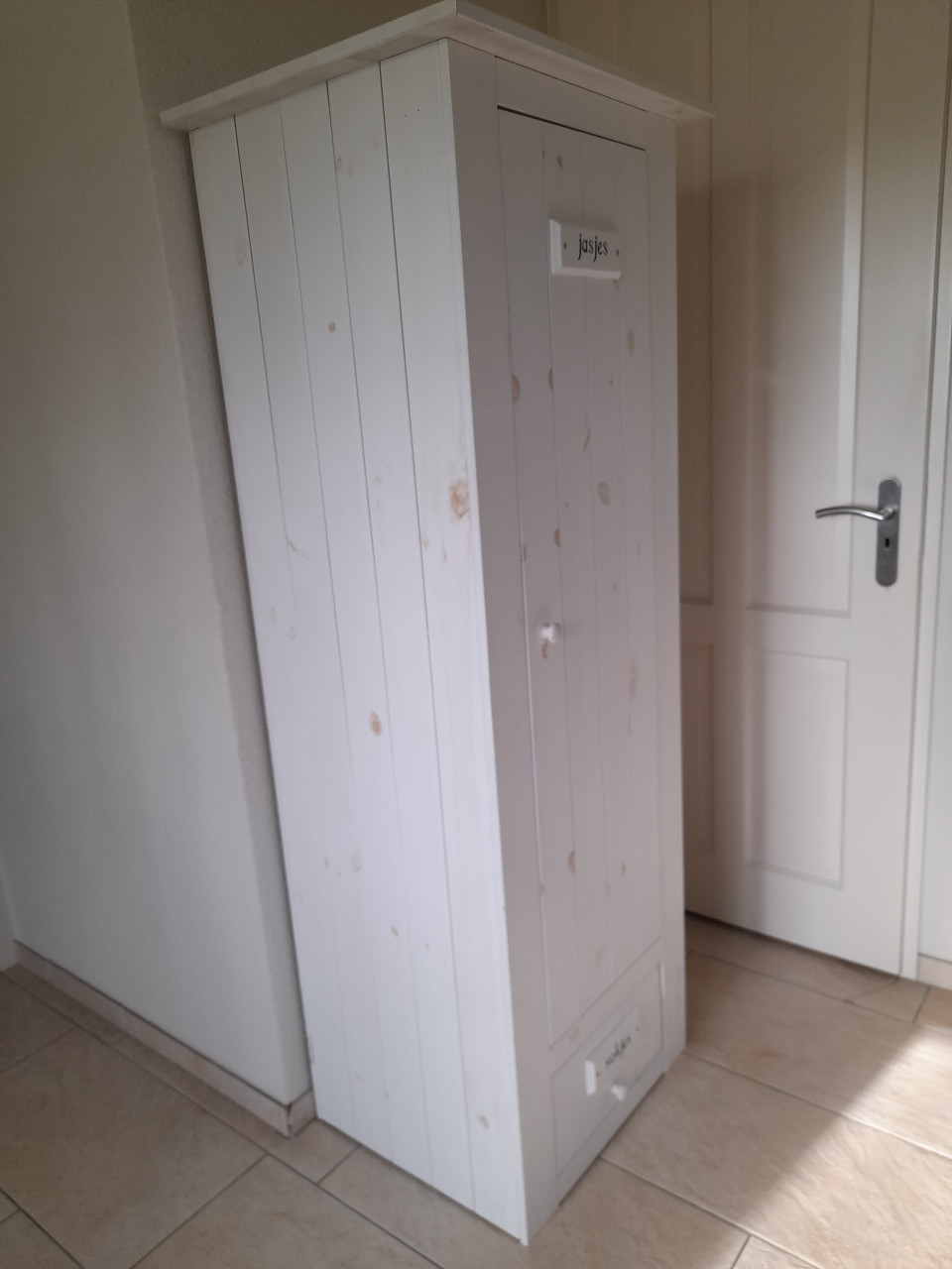 Leuke kast met hang en legplanken   56 x 67 x 179H  (in goede nette staat )