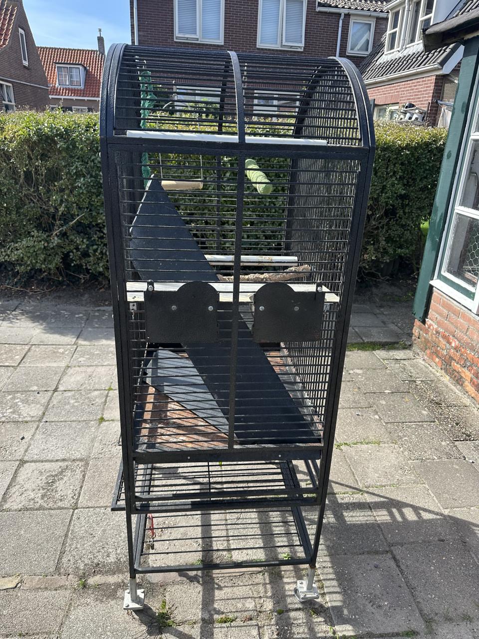 Grote vogelkooi te koop.