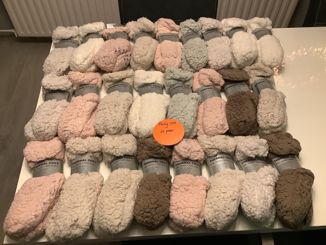 Partij super dikke kinder fluffy sokken met antislip. ( partij 255)