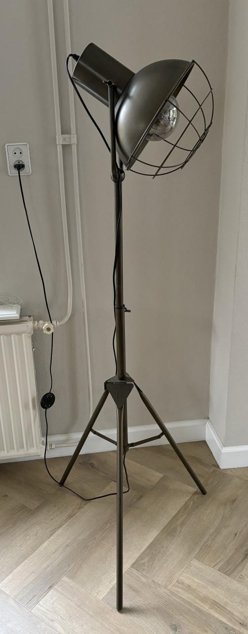 Industieele lamp op voet