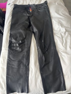 TE KOOP: lederen motorbroek, merk MQP, maat 54