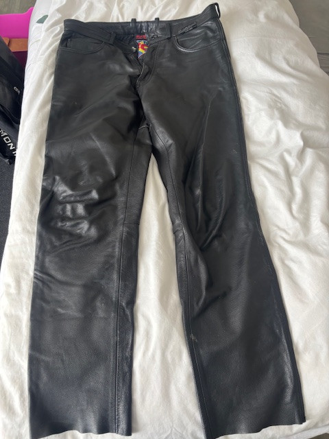 TE KOOP: lederen motorbroek, merk MQP, maat 54
