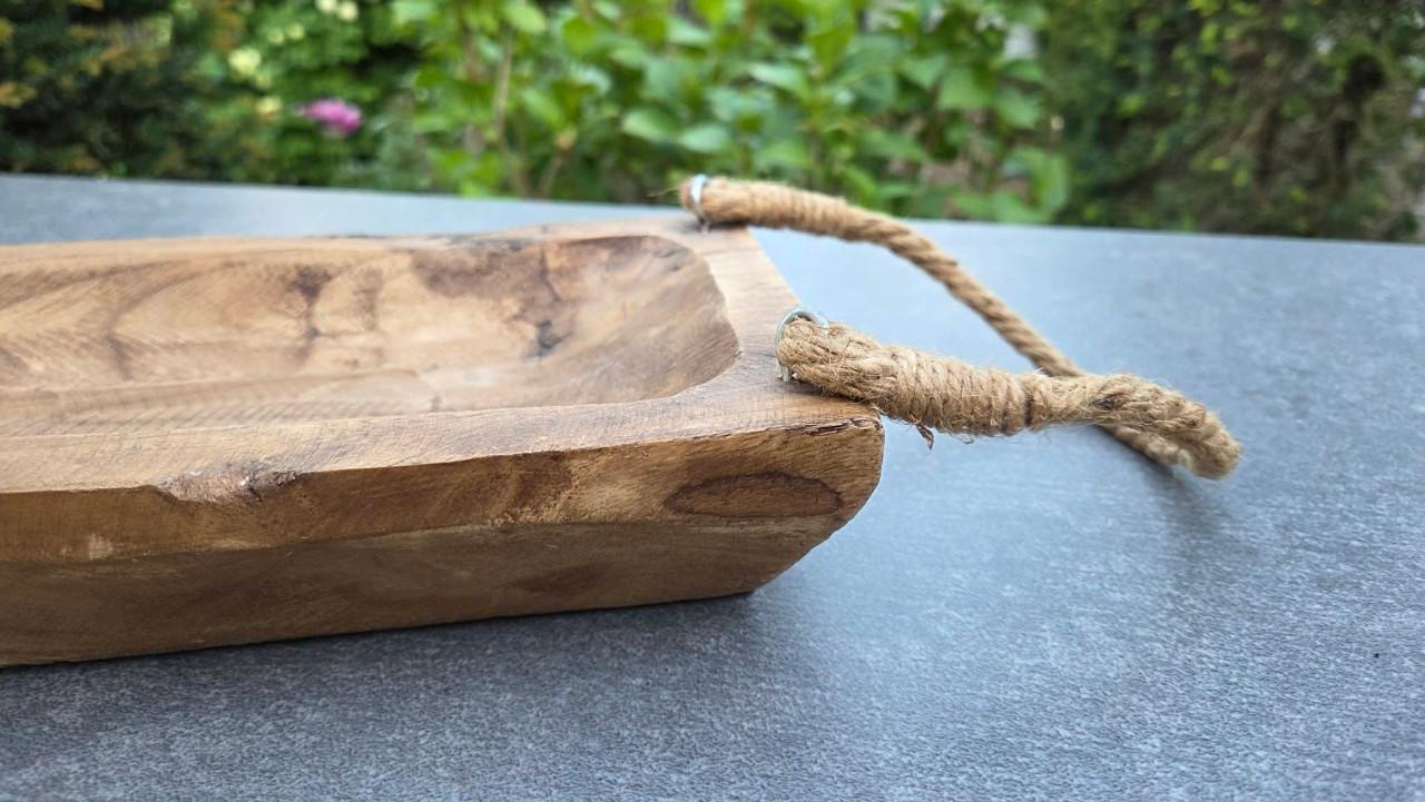Decoratieve houten schaal met handvaten van touw.