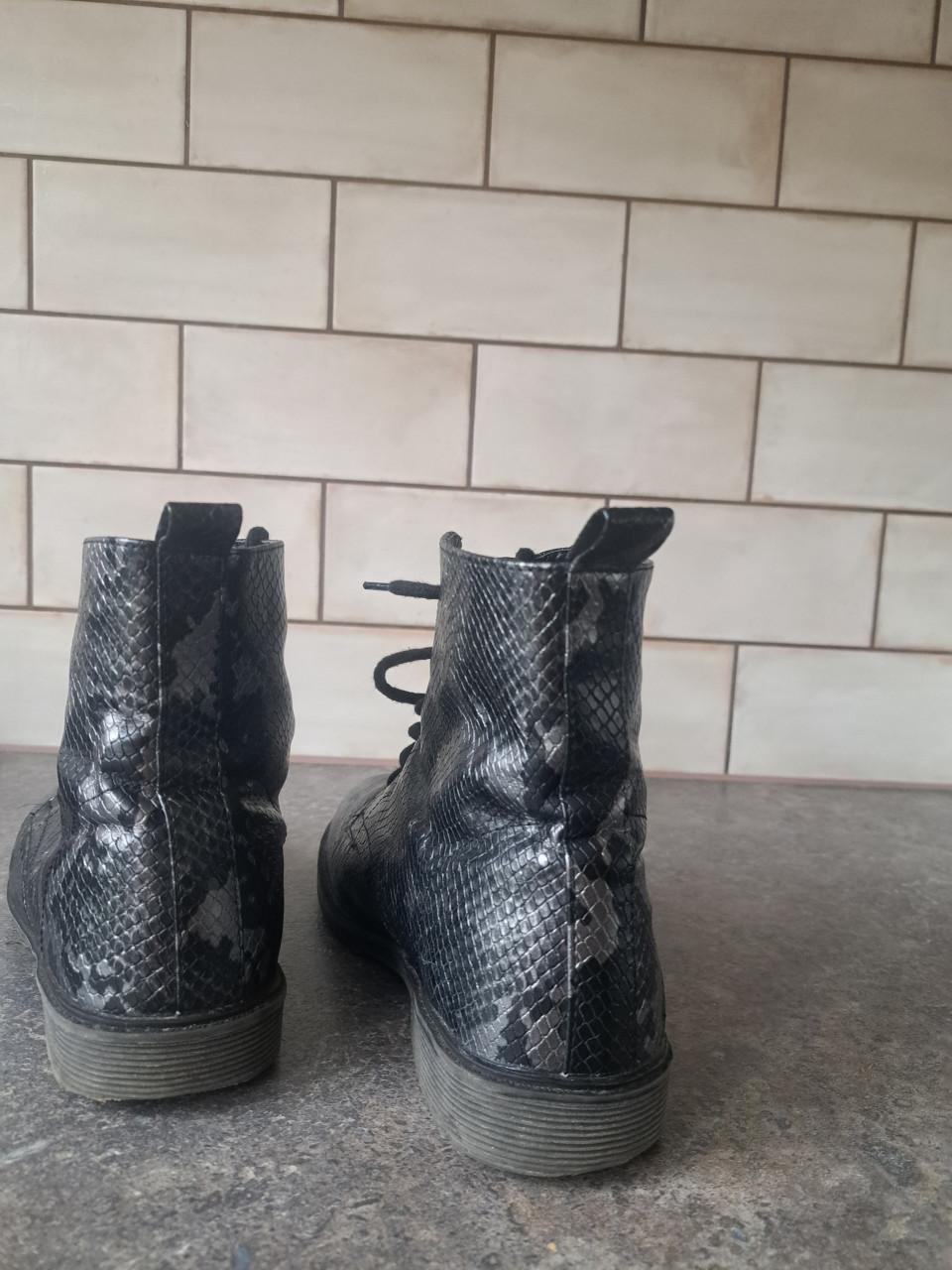 Boots Zwart met zilver maat 39