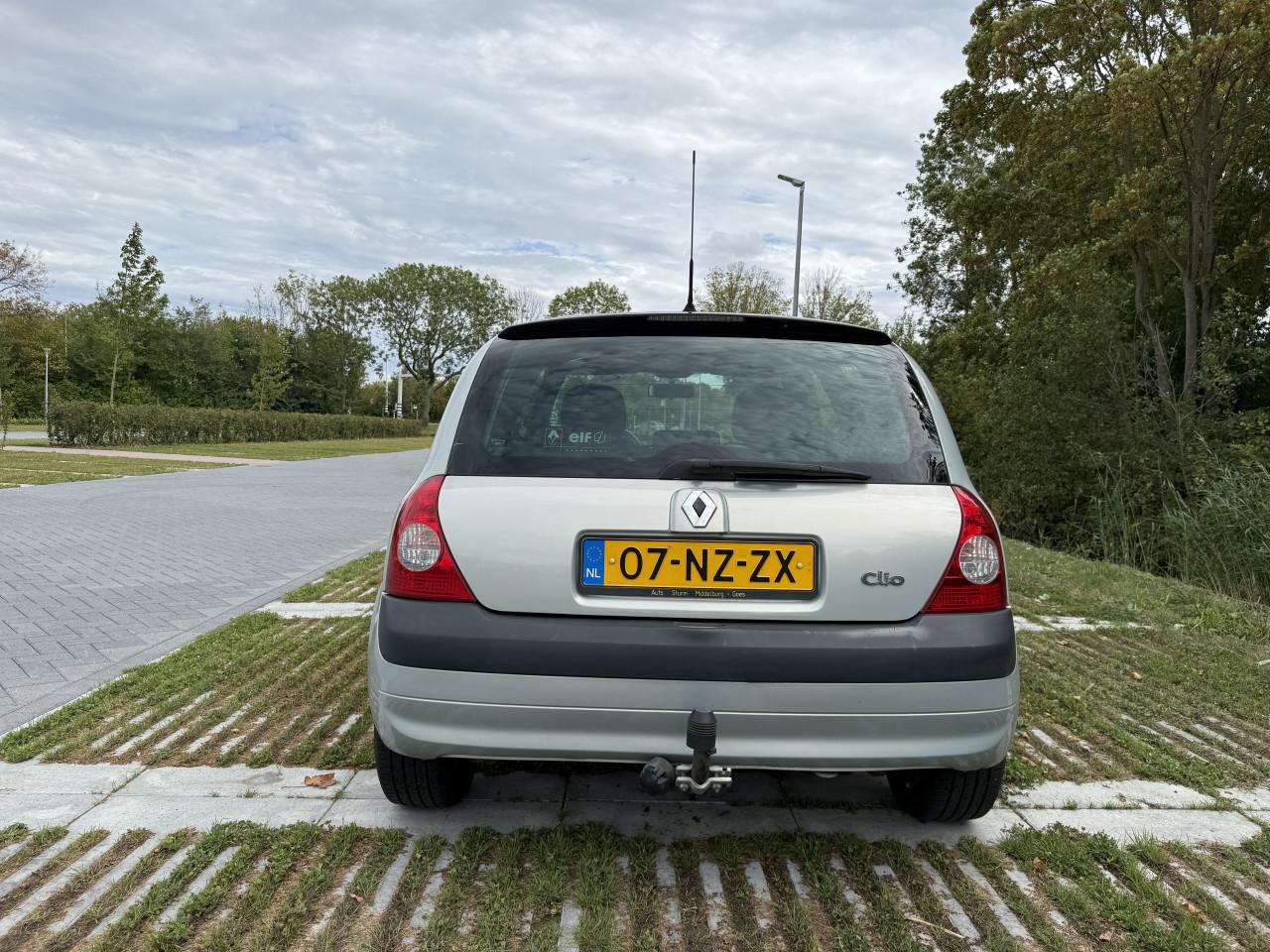 Grijze Renault Clio 1.6 (2004) – 185.000 km – NIEUWE APK (Aug 2027) – Trekh