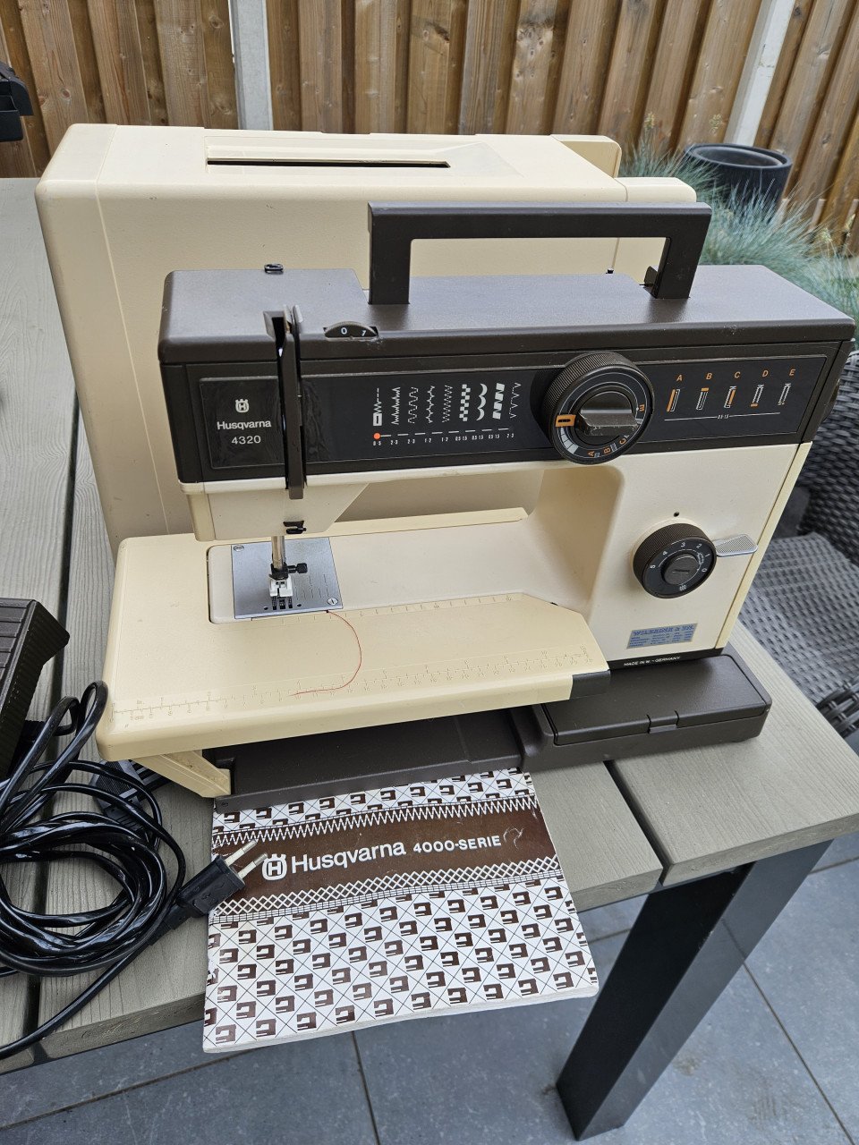 Mooie krachtige en werkende husqvarna 4320 naaimachine....