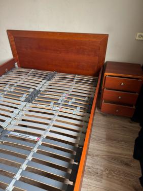 Ledikant 200 x 140 , met 2  vlakke lattenbodems  en 2 nachtkastjes