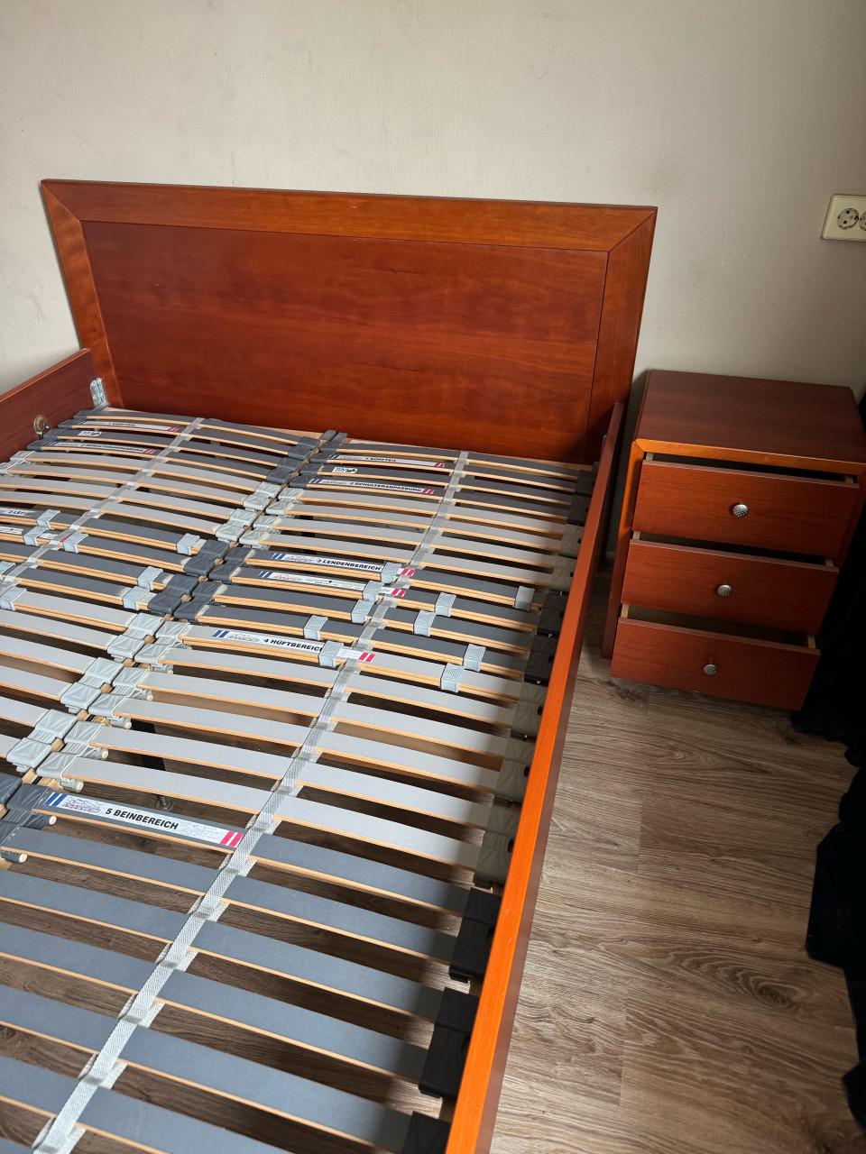 Ledikant 200 x 140 , met 2  vlakke lattenbodems  en 2 nachtkastjes