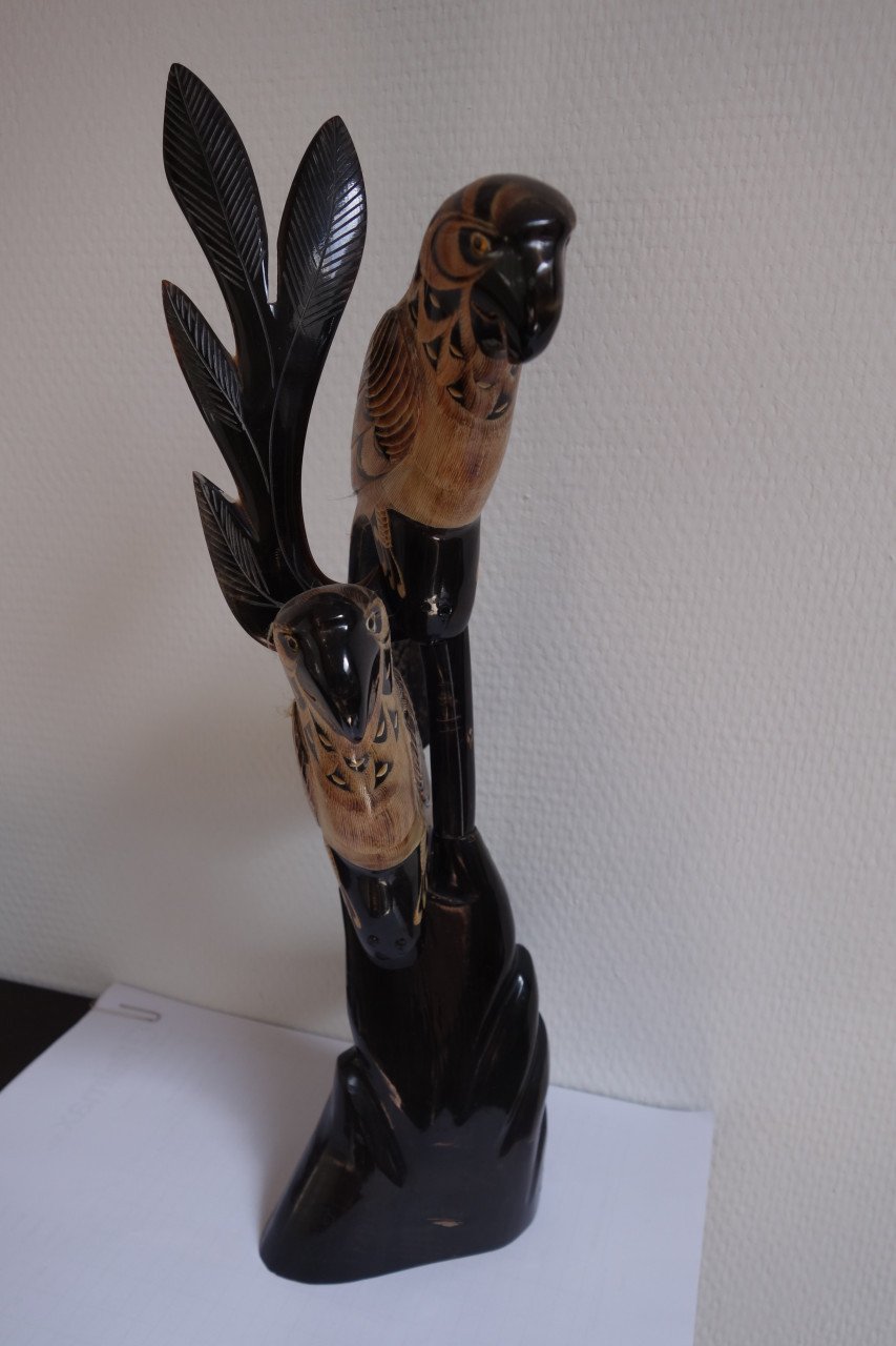 Prachtig handgesneden kunstwerk uit buffelhoorn 39.5 cm. hoog