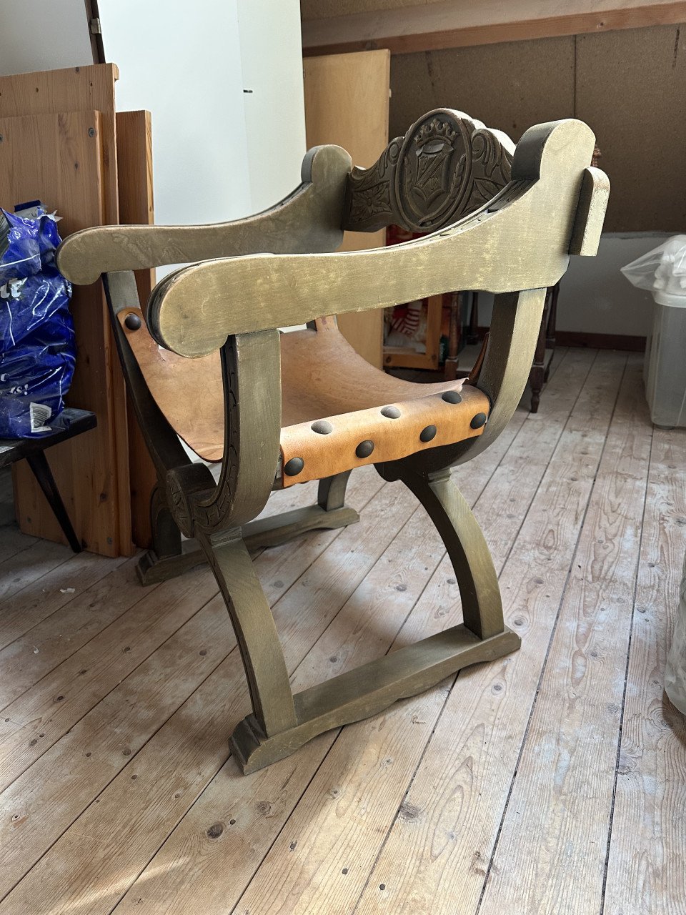 Antieke armstoel met kruispoot