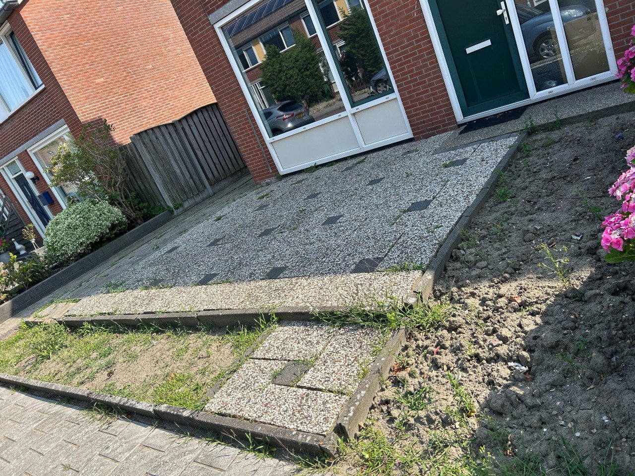 Tuin tegels ongeveer 25 m2 gratis op te halen zelf eruit halen.