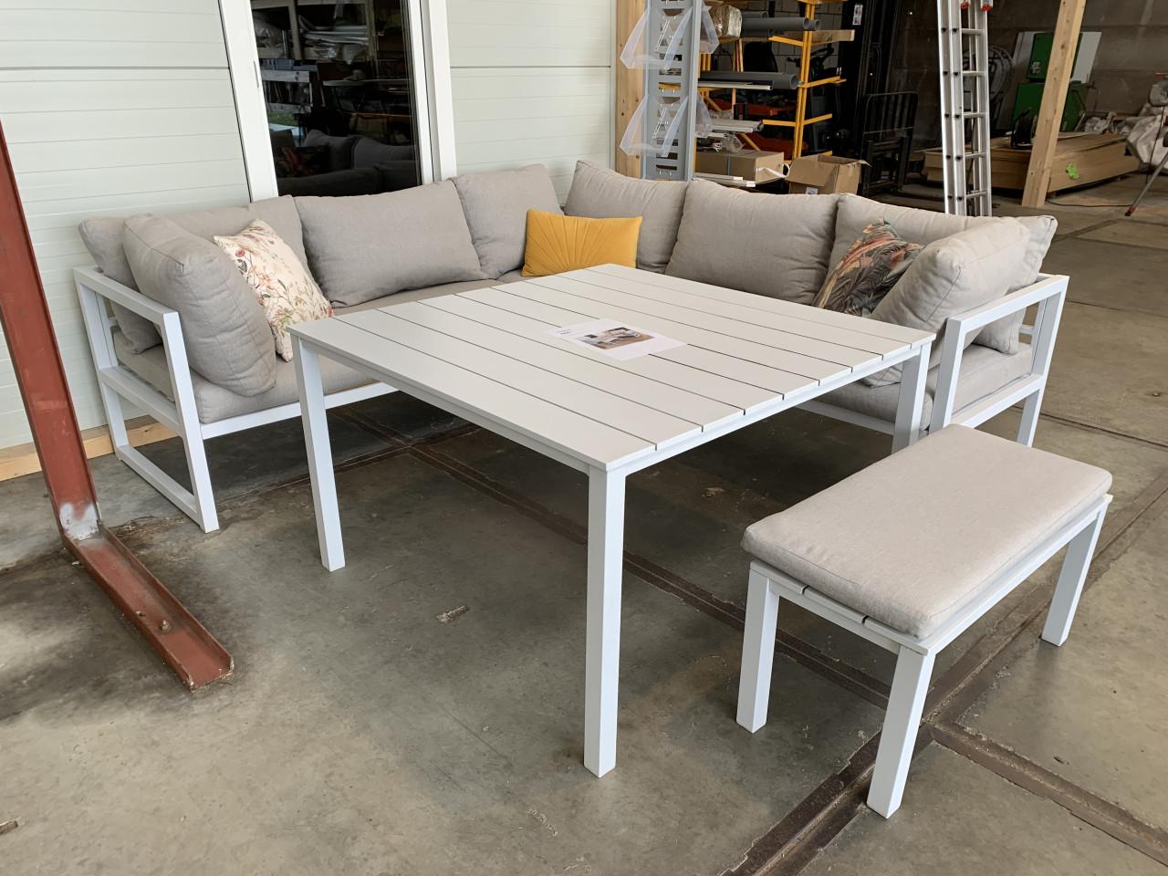 Loungeset met kussens hoge tafel en salontafel.