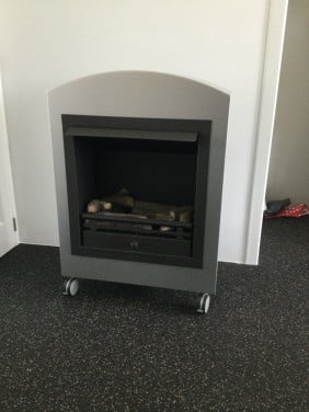 Gel/bio-ethanol haard op wielen (metallic grijs/zilver kleurig).