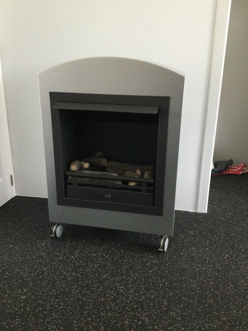 Gel/bio-ethanol haard op wielen (metallic grijs/zilver kleurig).