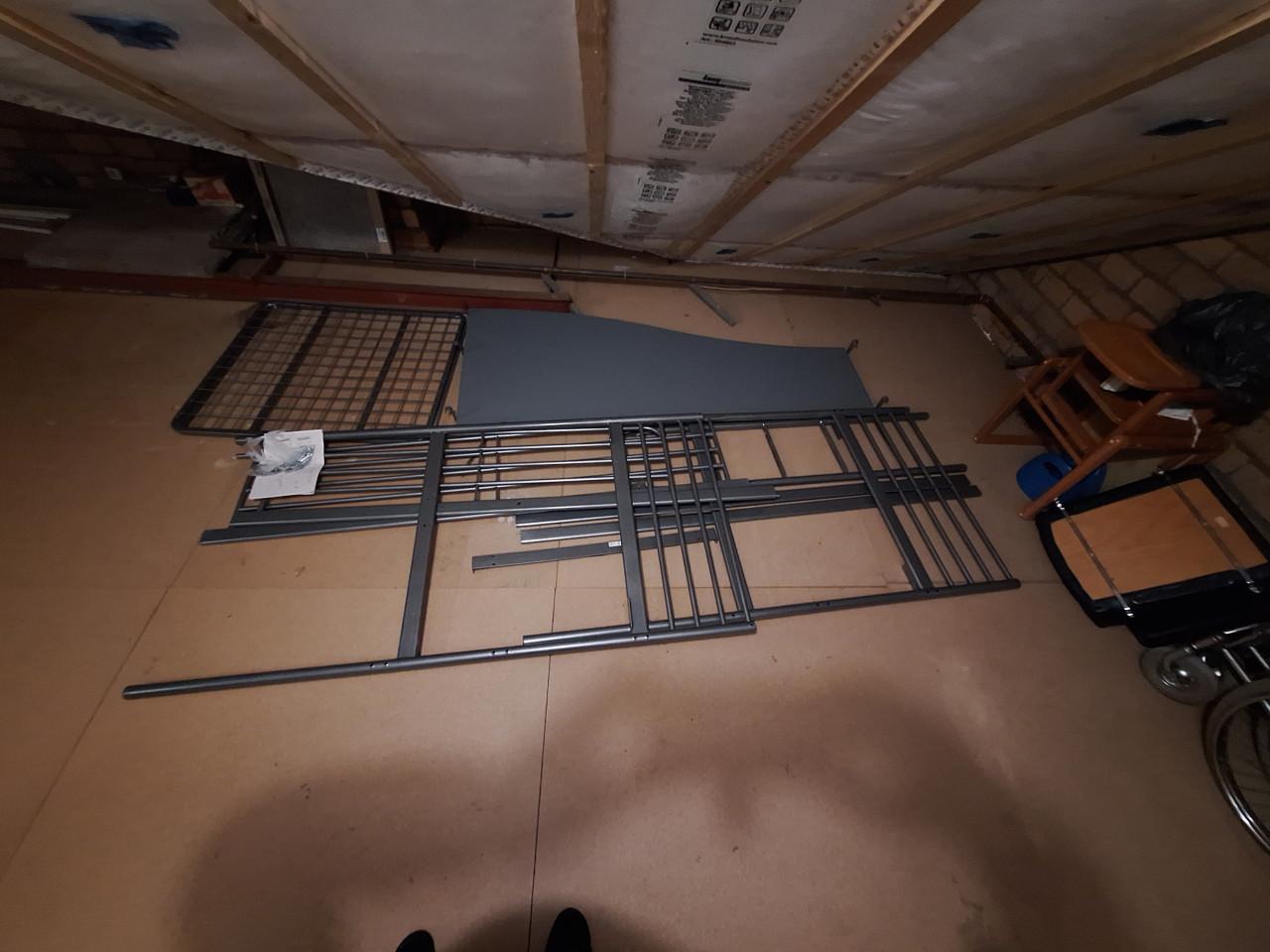 Ruime hoogslaper met bureau 90x200cm, grijs gecoat € 80,-