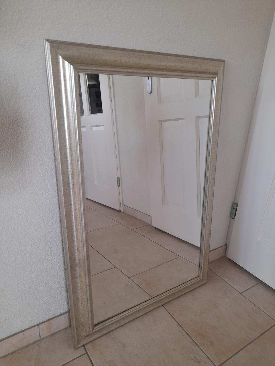 Mooie spiegel 62,5 x 92,5 ( in goede staat )