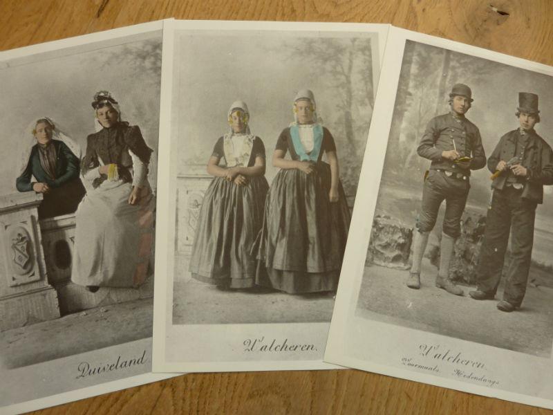 Mapje met 18 kleurprenten (16x23cm) van oude Zeeuwse klederdrachten