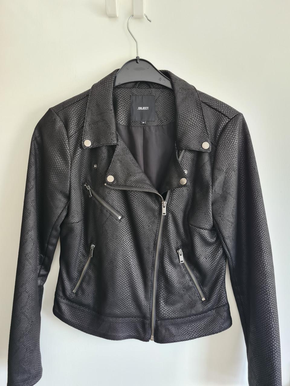 Object zwart imitatie leren bikerjasje Maat M