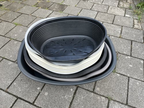 Diverse plastic hondenmanden